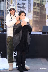 罗志祥新书大卖欲购名车 罗妈捐两百万做公益(图)