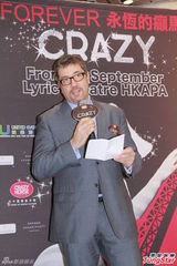 组图：巴黎癫马首度访港 黄长兴获香吻艳福不浅