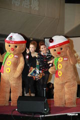 组图：Twins平安夜狂欢 阿Sa称阿娇的缘分尚未到