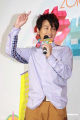 组图：孙耀威官恩娜出席观塘节闭幕礼 展阳光笑容