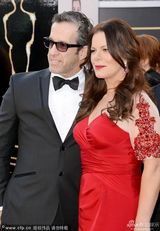 组图：马西娅-盖伊-哈登化身红色美人鱼亮相