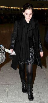 高清组图：艾玛-沃特森现身机场 波点裙搭短靴