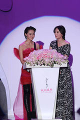 组图：林鹏亮相优雅盛典 俏皮天使扮相支持公益  