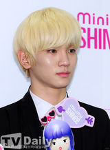 组图：SHINee帅气出席新香水发布会