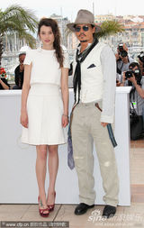 高清组图：德普宣传《海盗4》 佩内洛普紧身裙性感