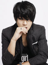 组图：“面包王”尹时允拍大片 烟熏妆时尚另类