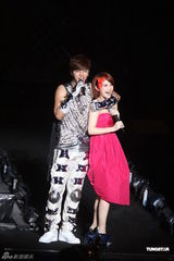 组图：罗志祥个唱妈妈现身 好友杨丞琳抱病助阵