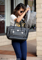 组图：赛琳娜出街围巾挡镜 全程沉默避谈比伯