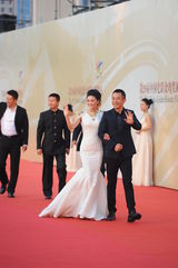 组图：田海蓉携侯勇亮相 紧身白裙秀玲珑身材