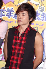 幻灯组图：周笔畅耍酷扮可爱 棒棒堂平底锅当贺礼 