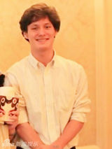 组图：52岁周华健混血儿女近照曝光