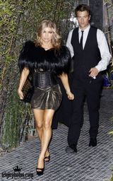 组图：黑眼豆豆主唱菲姬诞子 盘点夫妻恩爱照