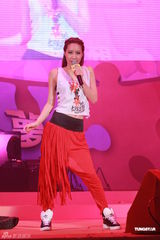 组图：李克勤郑欣宜开唱 鼓励年青人追梦