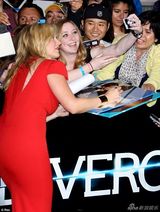 组图：Rose凯特温斯莱特红裙亮相 粉丝举裸体画