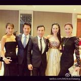 组图：甄子丹汪诗诗夫妇亮相秀恩爱