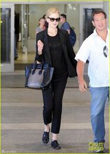 组图：妮可-基德曼返美 透明黑丝内衣bra隐现