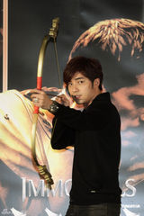 组图：性感型男贺军翔露胸肌 自曝期中考得满分