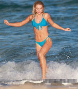 组图：性感尤物艾玛爆乳湿身诱惑 风骚撩发勾人