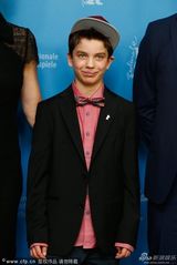 组图：《你爱的人》佩斯勃兰特姿势妖娆