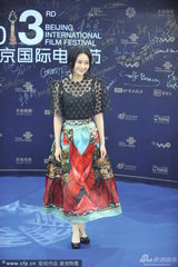 组图：林鹏黑丝配花裙亮相闭幕式蓝毯