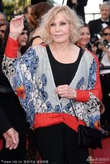 组图：戛纳闭幕红毯 金-诺瓦克尽展知性优雅