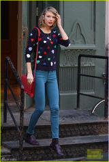 组图：斯威夫特妆容精致 遇大风吹乱金发仍美艳