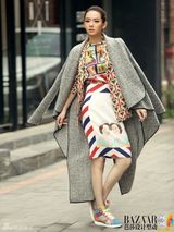 组图：戚薇为公益挑战粗眉妆 英伦风装扮显帅气