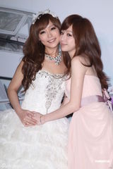 组图：小蜜桃办婚宴 王心凌低胸装现身当伴娘