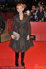 幻灯图：《孩子们没事》首映 朱丽安-摩尔黑裙性感