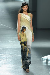 组图：纽约时装周《星战》风秀场 天行者裙抢镜