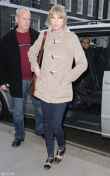 高清组图：泰勒-斯威夫特伦敦街拍马尾辫清新