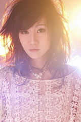 组图：黄馨可卖萌写真曝光 乱发彰显颓废气质