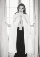 组图：斯嘉丽-约翰逊登《名利场》演绎奢华性感