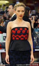 组图：《复仇者联盟》伦敦首映 斯嘉丽盘发优雅