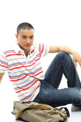 幻灯图：周一围动感写真照 帅气十足如阳光般绽放 