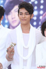 组图：汪东城蔡旻佑台北为电视原声带签唱