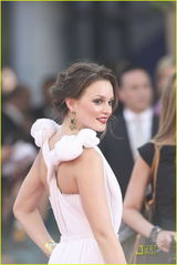 高清组图：绯闻女孩莉顿-梅斯特红唇白裙似精灵公主