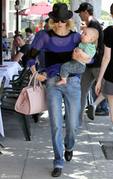 高清图：辣妈詹纽瑞-琼斯街拍 透视上衣搭潮包