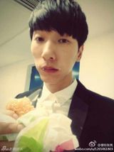 组图：张亮长脸自拍遭调侃马脸代言人