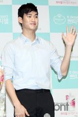 组图：金秀贤帅气亮相见面会 庆新片大卖