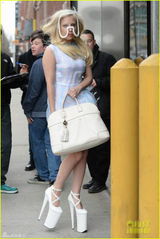 组图：Lady Gaga怪异新造型 面具护目似电焊工