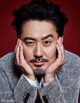 组图：吴秀波登杂志封面 雅痞混搭女色