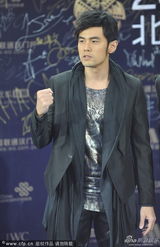 组图：周杰伦走蓝毯 络腮胡新造型显成熟魅力