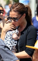 组图：贝克汉姆千金首曝光 小脸肉嘟嘟可爱至极