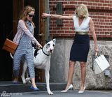 组图：迪亚兹红裙现身片场 OL范儿街边吹口哨