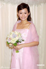 幻灯组图：唐宁着桃红婚纱扮新娘 伴娘杨爱瑾秀粉嫩