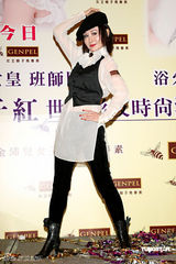 幻灯图：潘迎紫宝刀未老热情如火 背心装扮俏女郎