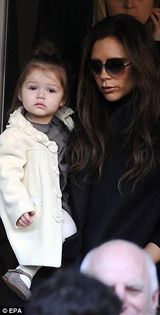 组图：辣妹全家出动观法甲 小七眼神忧郁似小贝