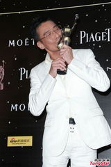 组图：梁家辉举奖杯庆祝 期待再拍《寒战2》