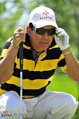 朱时茂携英俊儿子现身明星高球赛